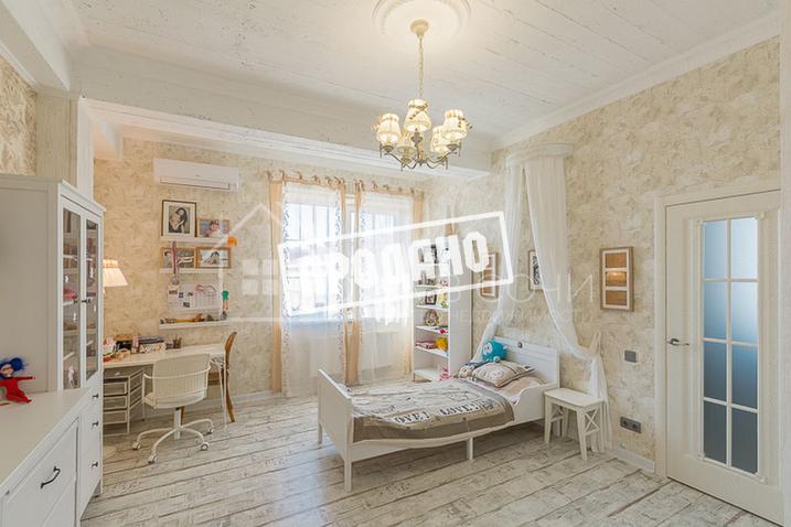 Красивый дом напротив парусного центра №24