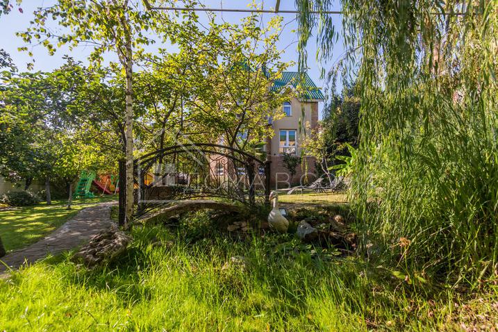 Красивый дом с парковой территорией №16