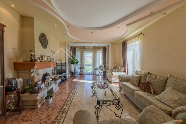 Красивый дом с парковой территорией №13