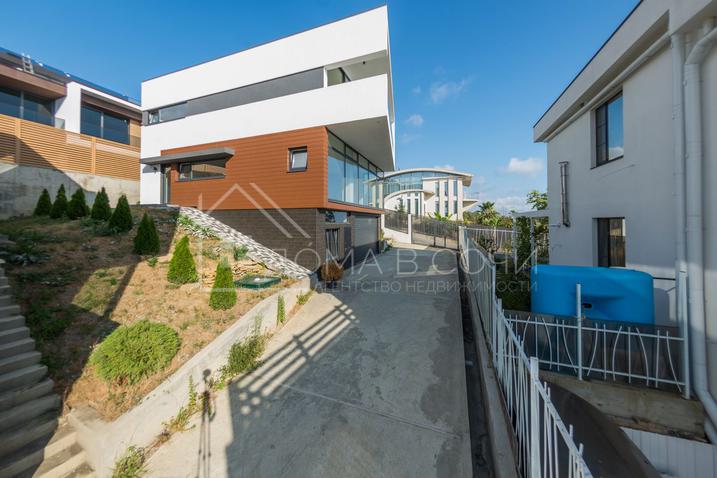 Современный особняк с бассейном №8