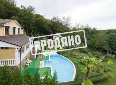 Дом в живописном месте №1