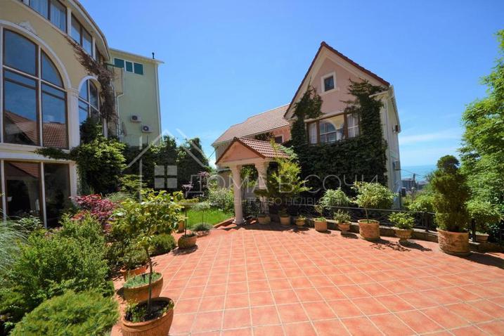 Красивый дом в собственном парке №1