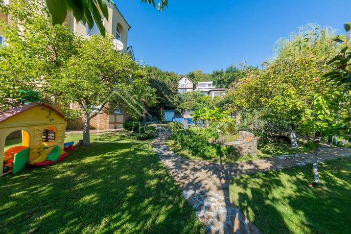 Красивый дом с парковой территорией №5