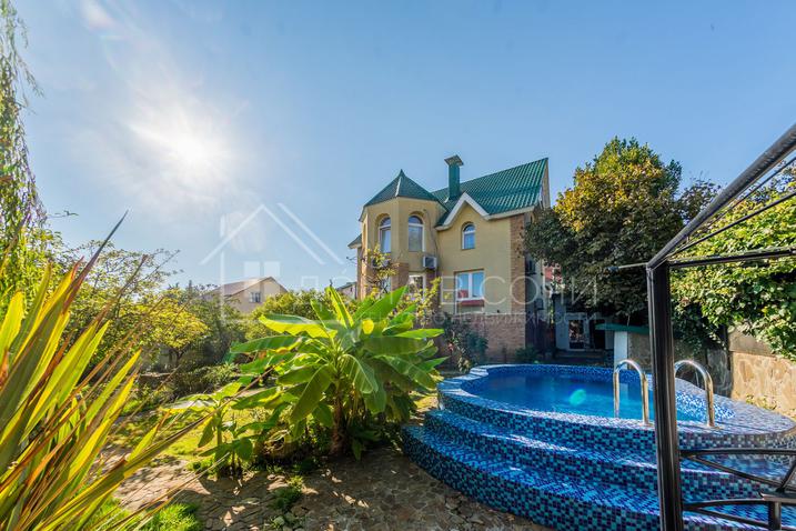 Красивый дом с парковой территорией №1