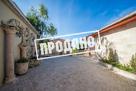 Дом с отделкой из камня у подножья горы Ахун