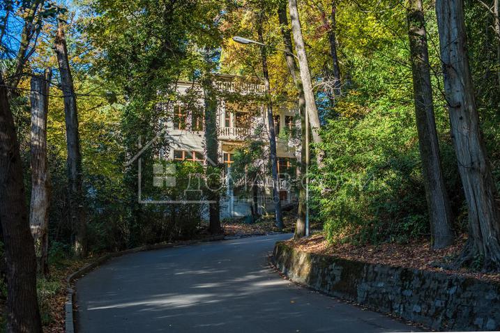 Дом с отделкой из дагестанского камня у санатория Орджоникидзе №12