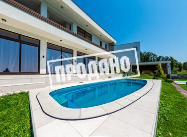 Белоснежный коттедж с видом на море №1