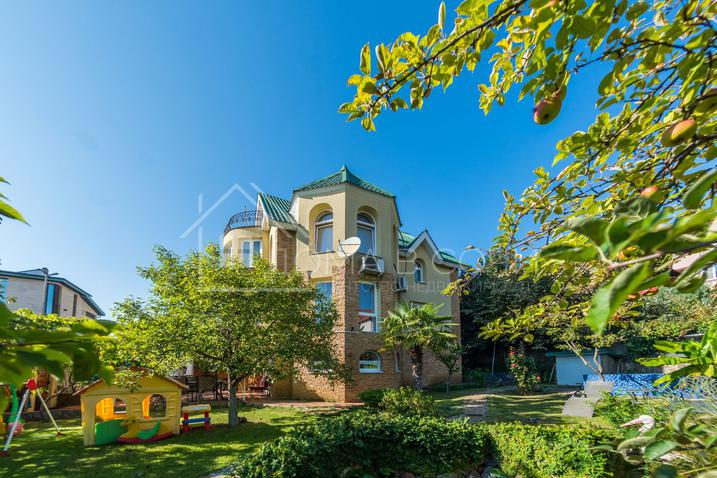 Красивый дом с парковой территорией №3