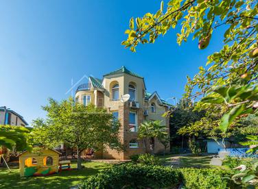 Красивый дом с парковой территорией №3