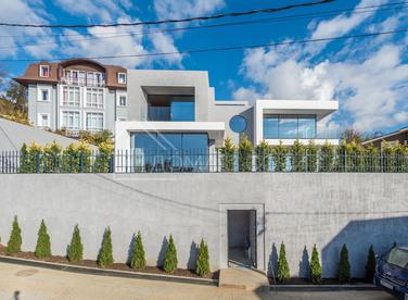 Архитектурный дом с видом на море №2