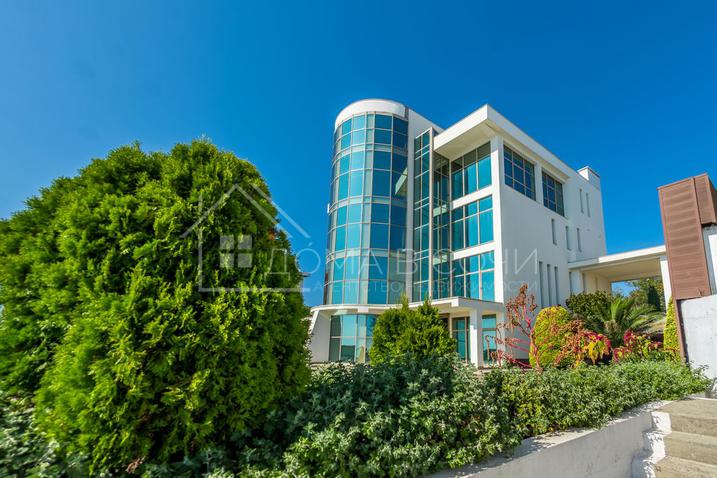 Резиденция в коттеджном поселке класса люкс №1