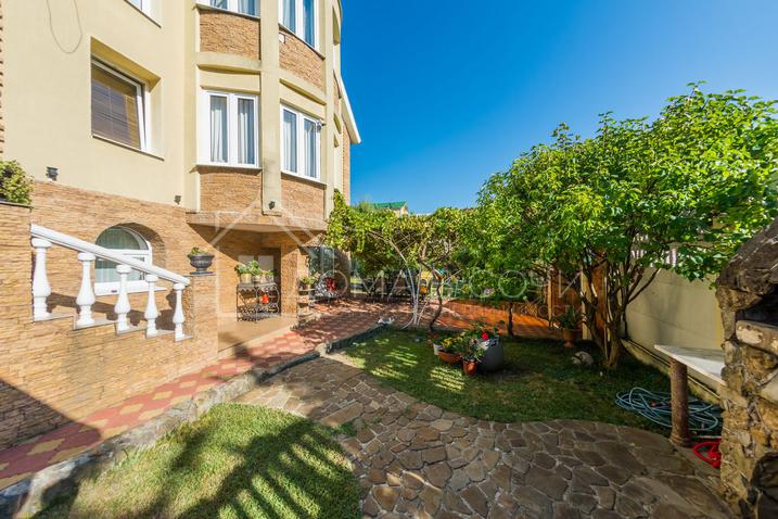 Красивый дом с парковой территорией №11