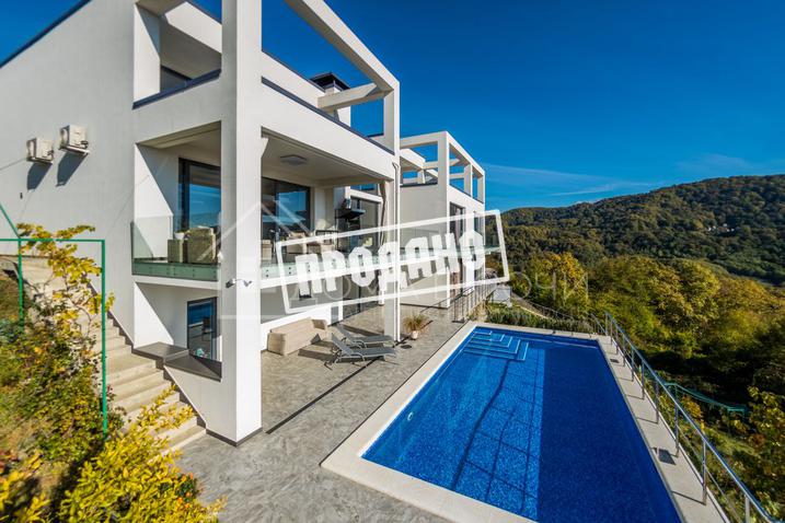 Современная вилла с бассейном №1