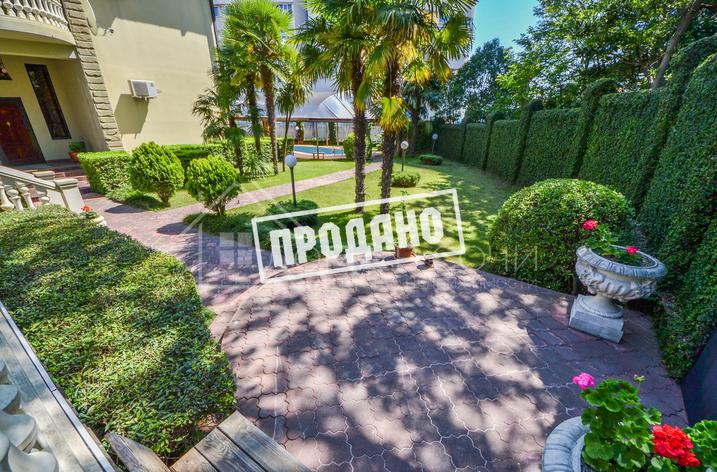 Дом в классическом стиле у санатория Золотой колосс №3