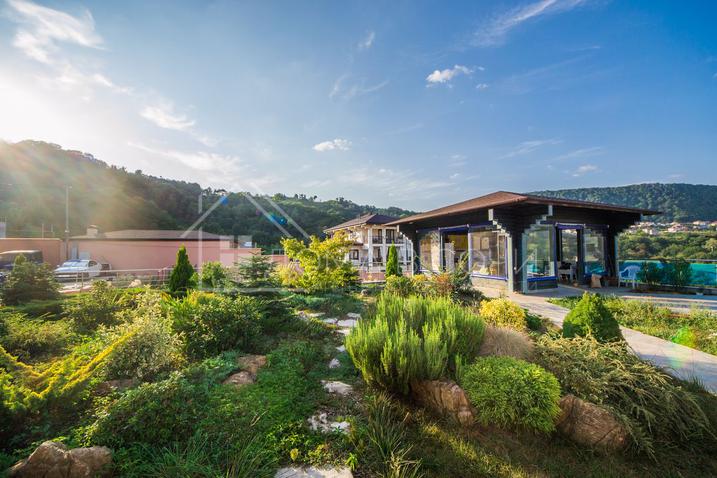 Коттедж с переливным бассейном в Сочи №5