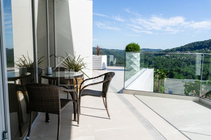 Дизайнерский особняк в горах Хосты №11