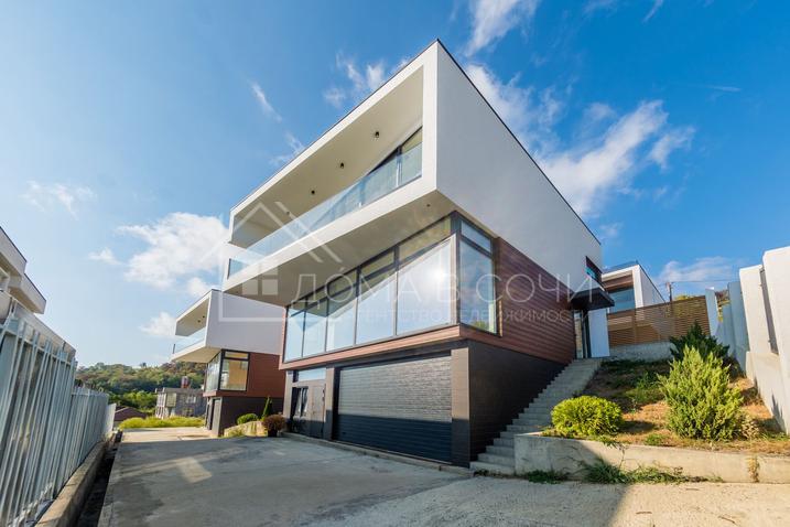 Современный особняк с бассейном №1