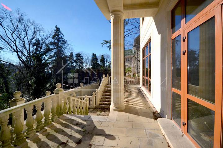 Дом с отделкой из дагестанского камня у санатория Орджоникидзе №5