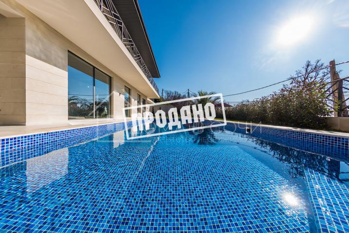 Коттедж с видом на море в стиле Райта №1