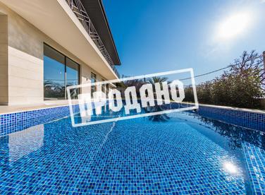 Коттедж с видом на море в стиле Райта №1