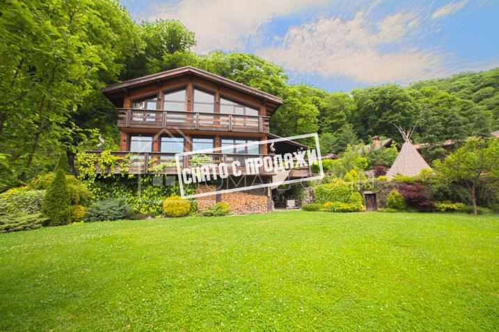 Особняк с большим участком на ул. Дворцовой №1