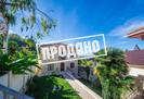 Дом с отделкой из камня у подножья горы Ахун