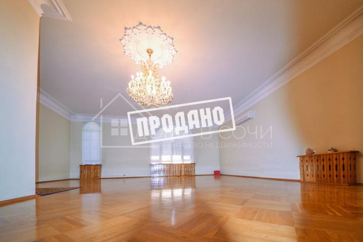 Дом в классическом стиле у санатория Золотой колосс №7