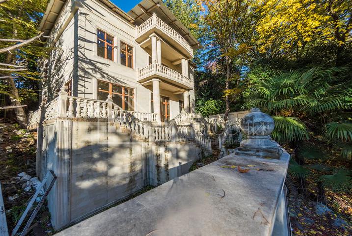 Дом с отделкой из дагестанского камня у санатория Орджоникидзе №1