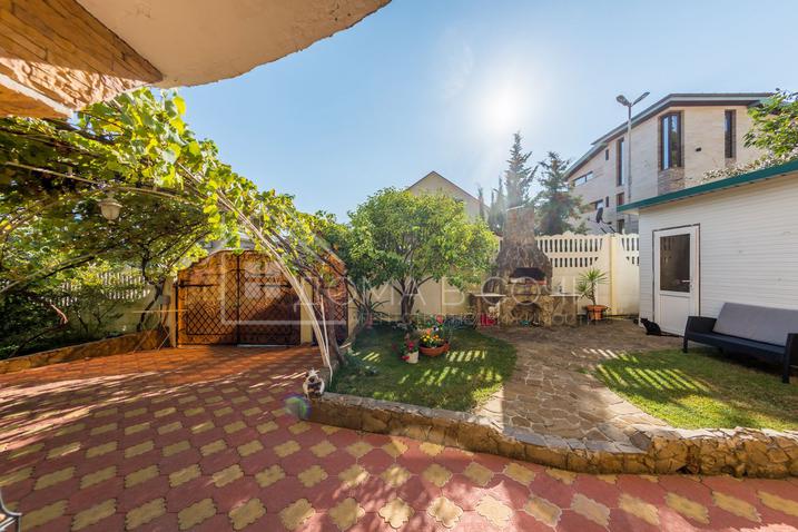 Красивый дом с парковой территорией №12