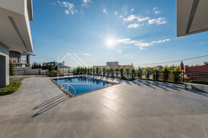 Архитектурный дом с видом на море №4