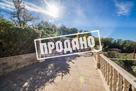 Дом с отделкой из камня у подножья горы Ахун