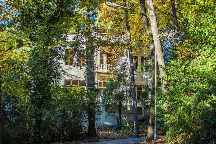 Дом с отделкой из дагестанского камня у санатория Орджоникидзе №13