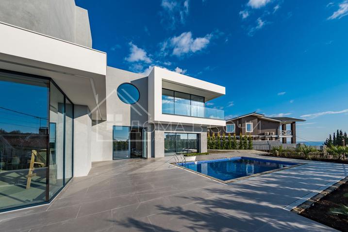 Архитектурный дом с видом на море №5