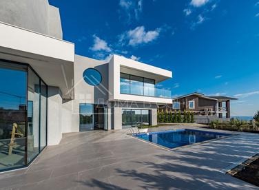 Архитектурный дом с видом на море №5