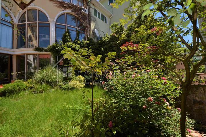 Красивый дом в собственном парке №9