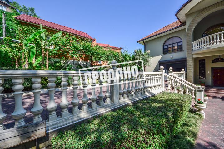 Дом в классическом стиле у санатория Золотой колосс №14