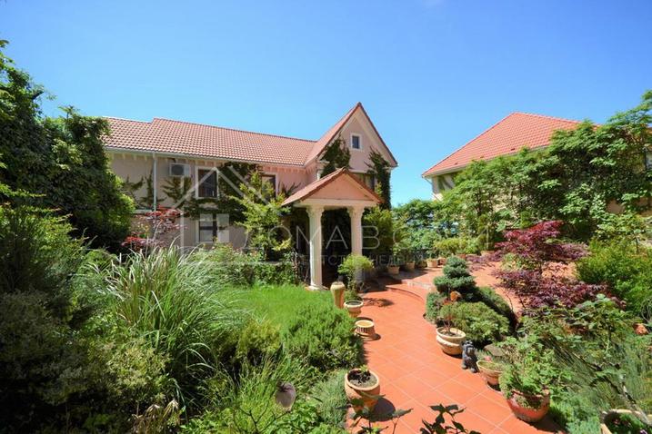 Красивый дом в собственном парке №11