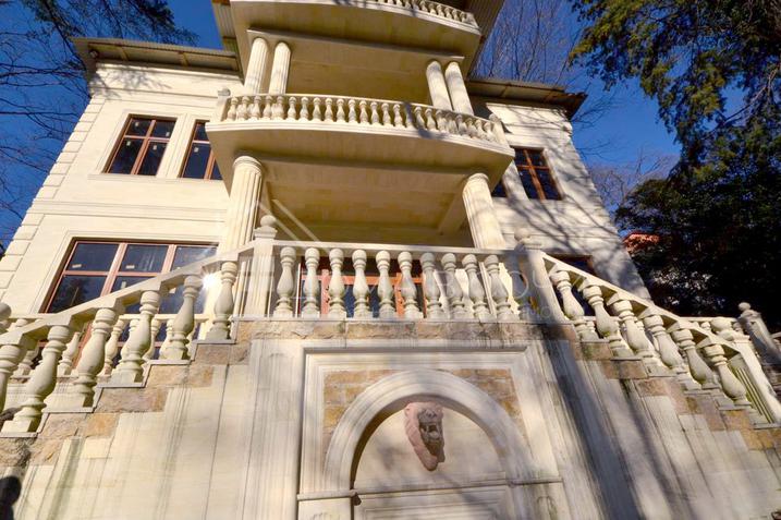 Дом с отделкой из дагестанского камня у санатория Орджоникидзе №3