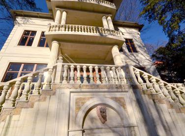 Дом с отделкой из дагестанского камня у санатория Орджоникидзе №3