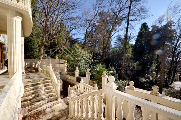 Дом с отделкой из дагестанского камня у санатория Орджоникидзе №4