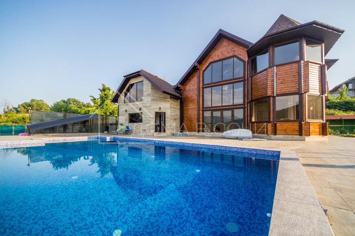 Коттедж с переливным бассейном в Сочи №1