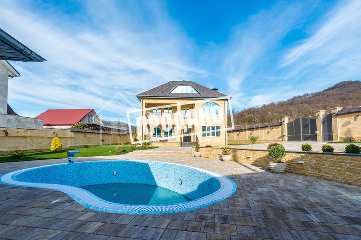 Домовладение с бассейном №1