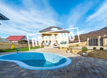 Домовладение с бассейном №1